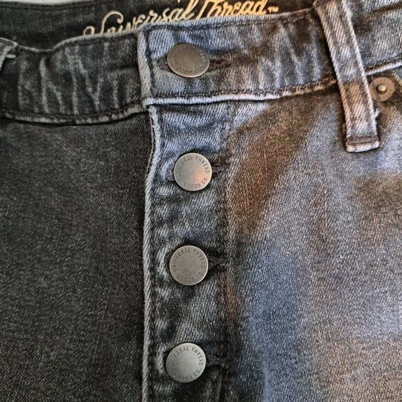 Universal Thread Denim Shorts Size 8 / 29R - Picture 3 of 4